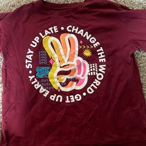 cute red dutch peace sign tee!!😋✌🏼✌🏼
